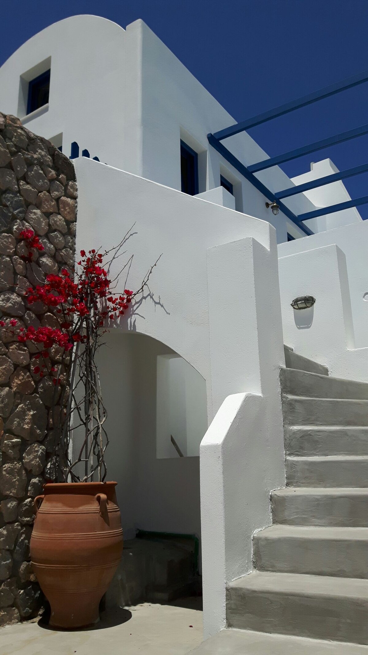 房子有三个露台，可俯瞰爱琴海