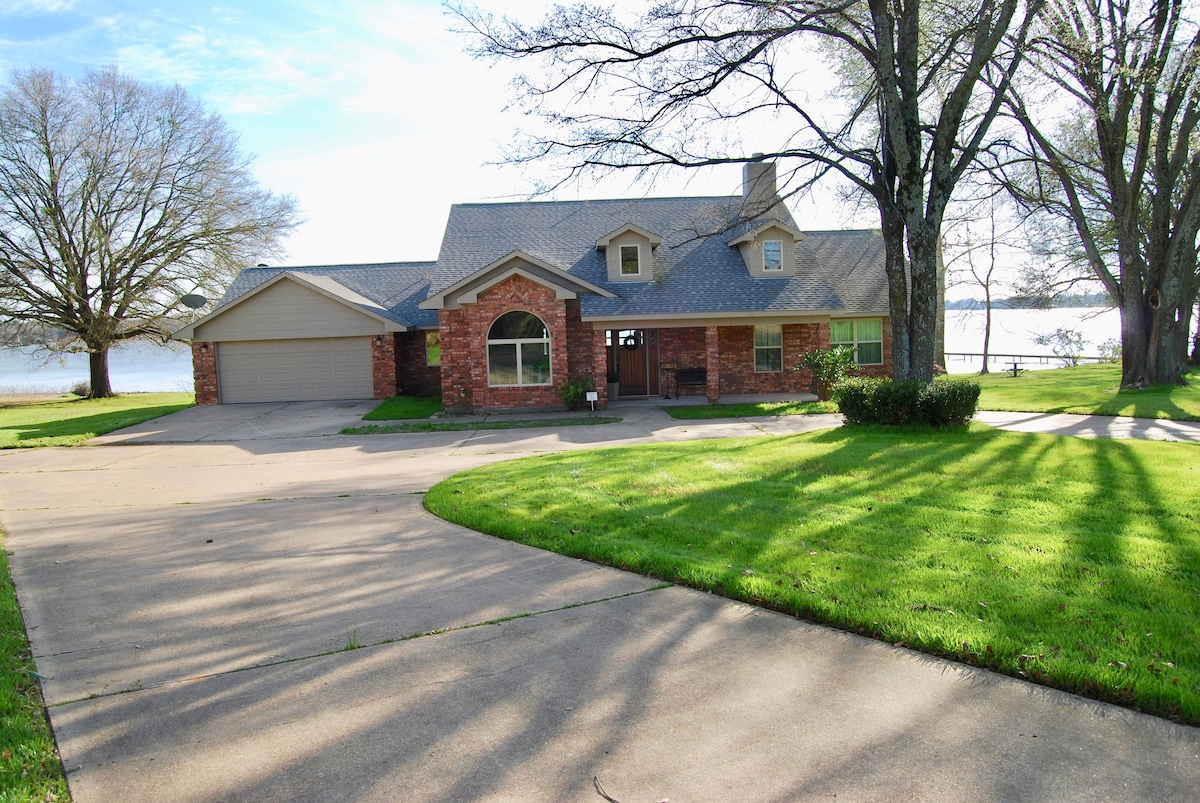 Expansive lawn / Lakefront / Fire pit / Kayaks