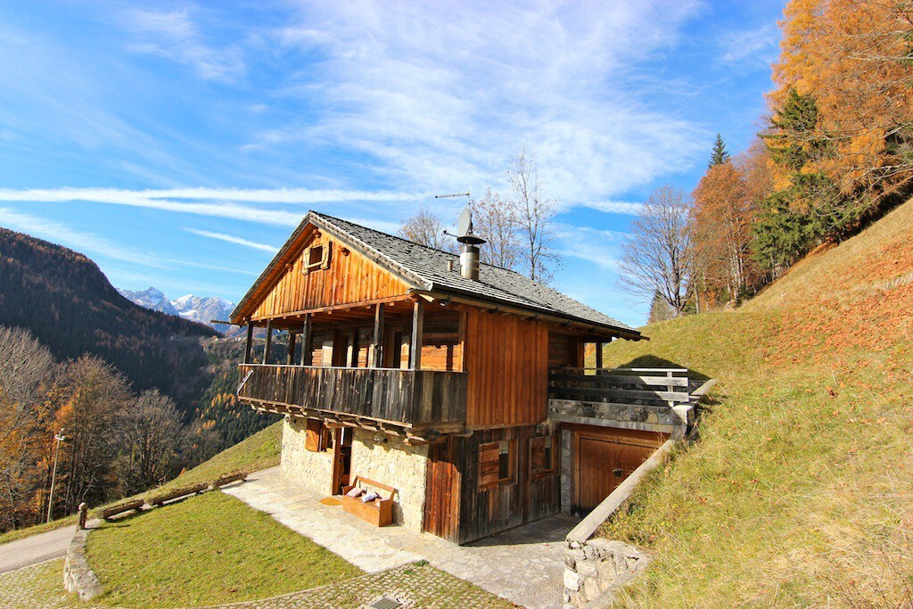 位于多洛米蒂山脉（ Dolomites-025003-LO-00247 ）