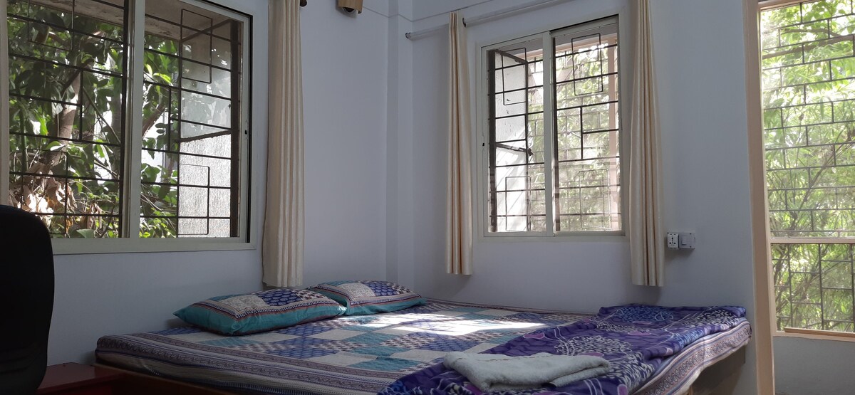 Cozy Private Room in KP near Osho ashram