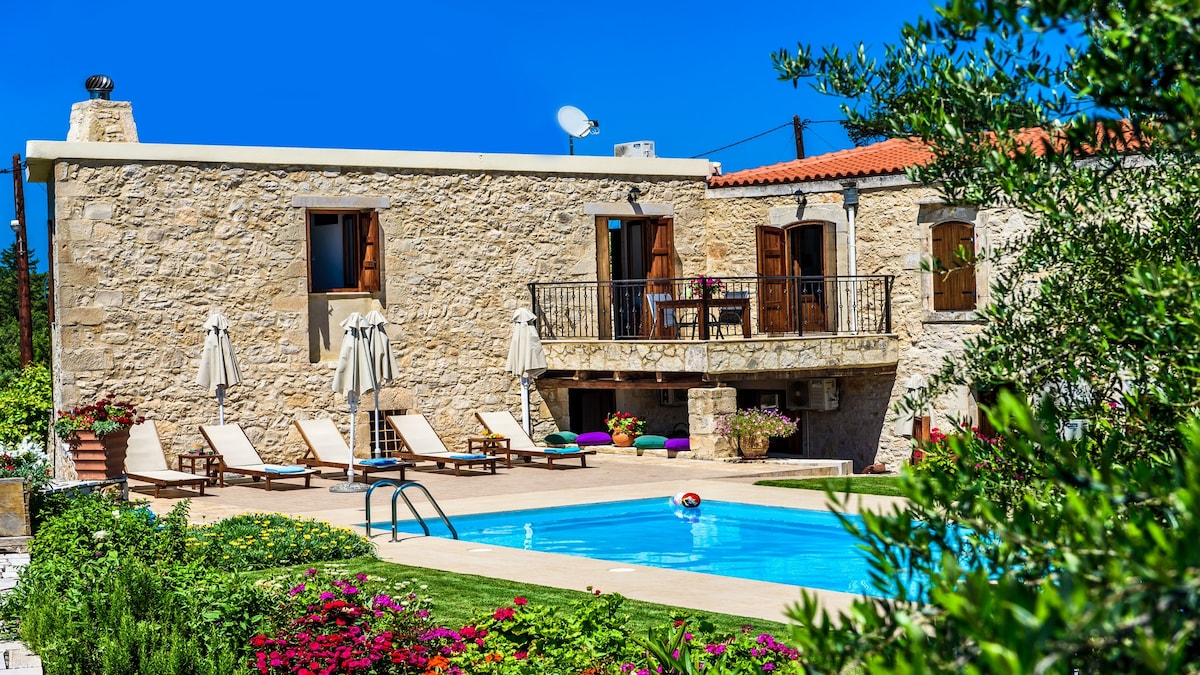 Spacious stonebuilt villa in a tranquil setting!