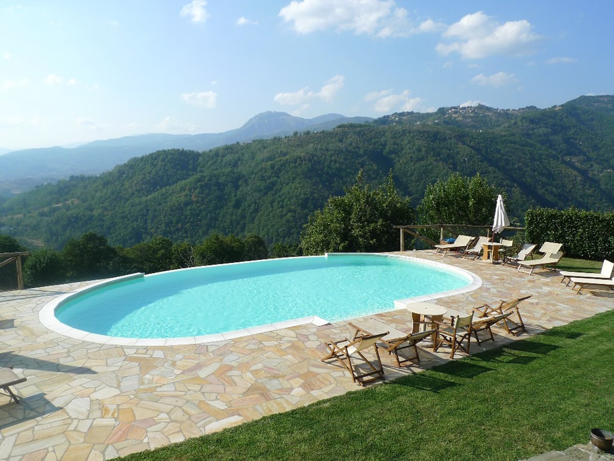 sleeps 6, large pool,  views, restaurant 2 mins