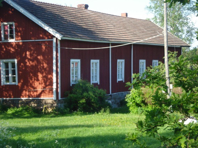 Wooden farm house from 1893, called Yli-Pihanperä.