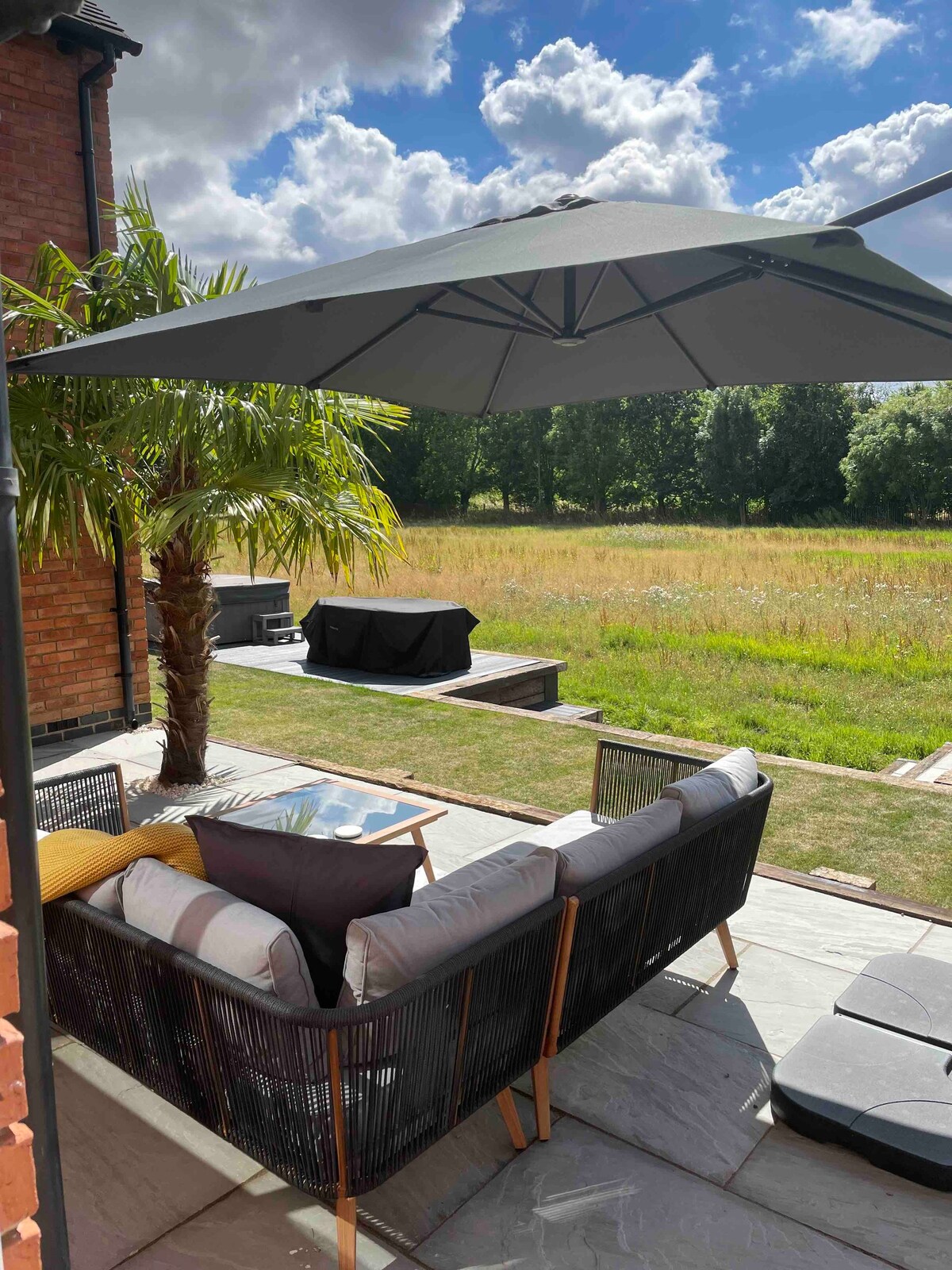 Countryside Retreat with hot tub and wood burner