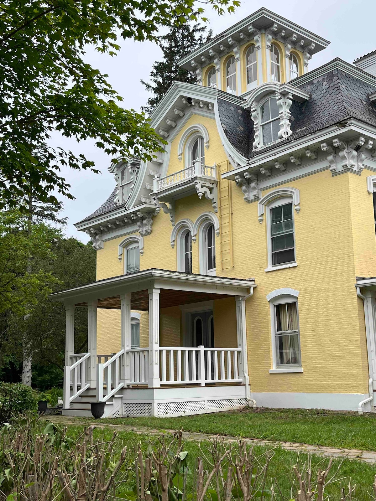 Schmitt Room in Historic Home near St. Albans