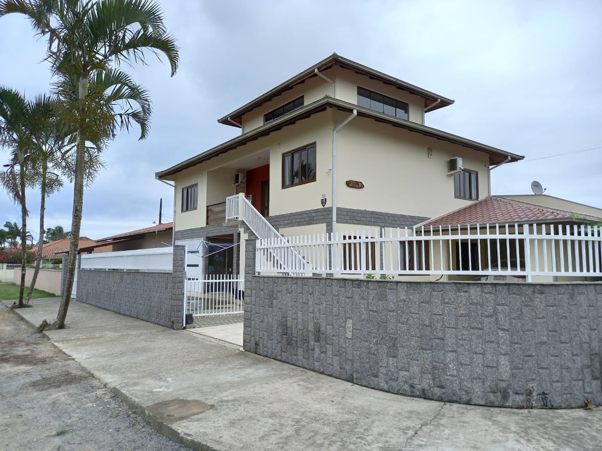 Casa espaçosa, confortável e bem arejada.