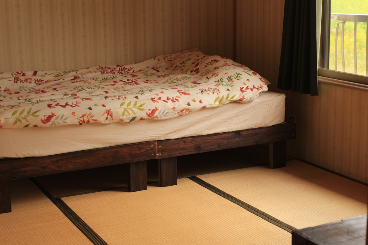 【1名様用、個室】富良野の秘境、北海道の古民家ライフ(single bed 和室Tatami)朝食付