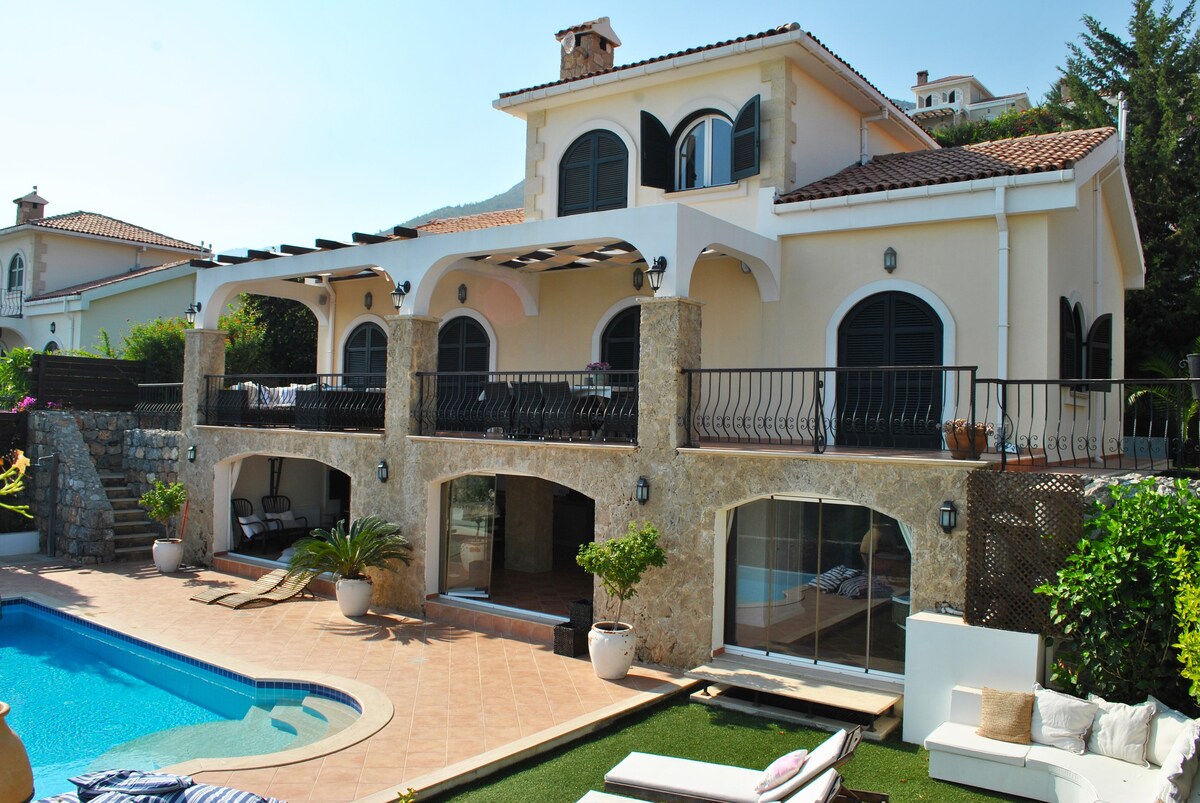 4 bedroom villa with a private pool in Kyrenia