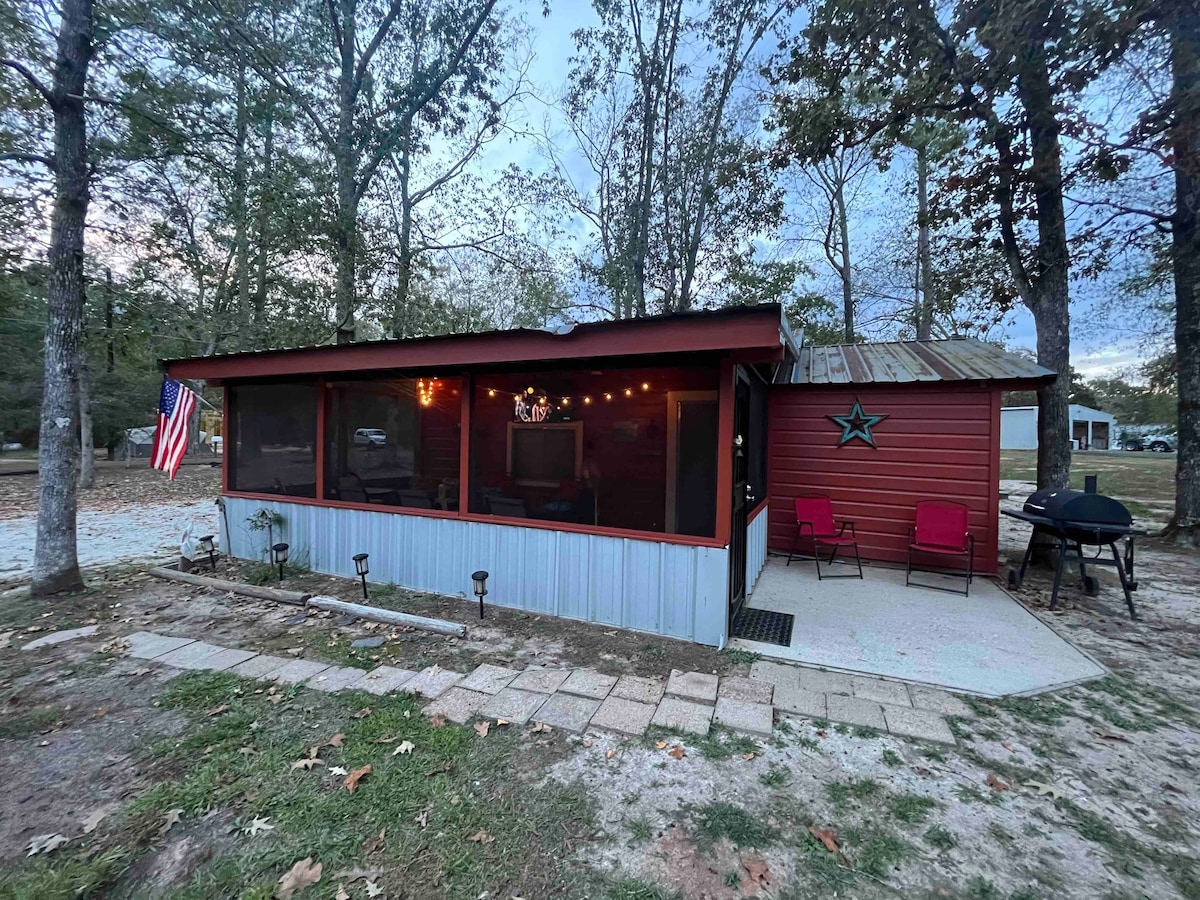 The Mudbelly Cabin near Lake Sam Rayburn