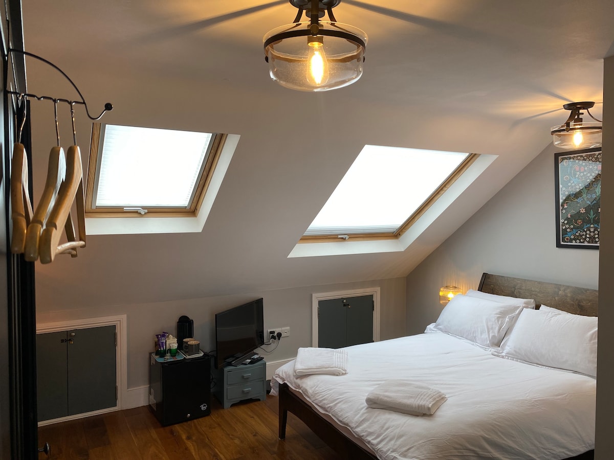 Light, spacious en-suite loft room in Walthamstow