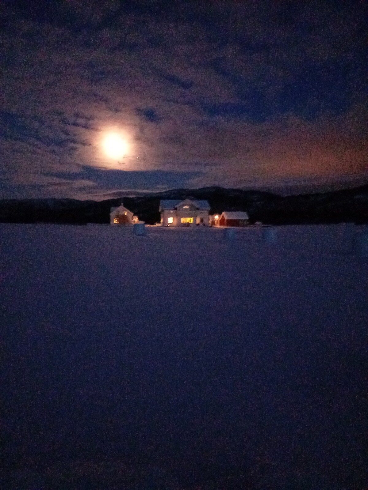 Idyllisk Nordlandshus på gård i Nordland.