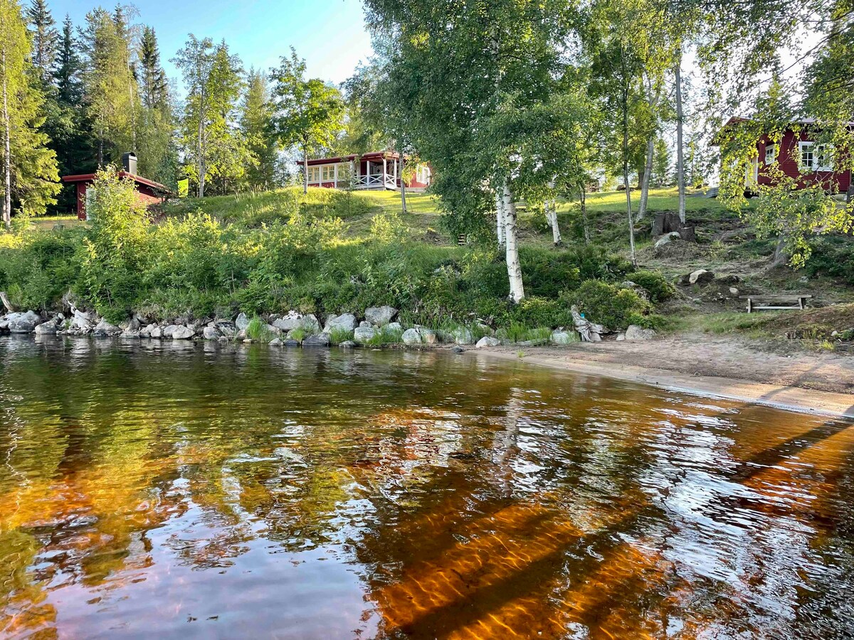 Unikt ostört läge, stuga vid egen badstrand