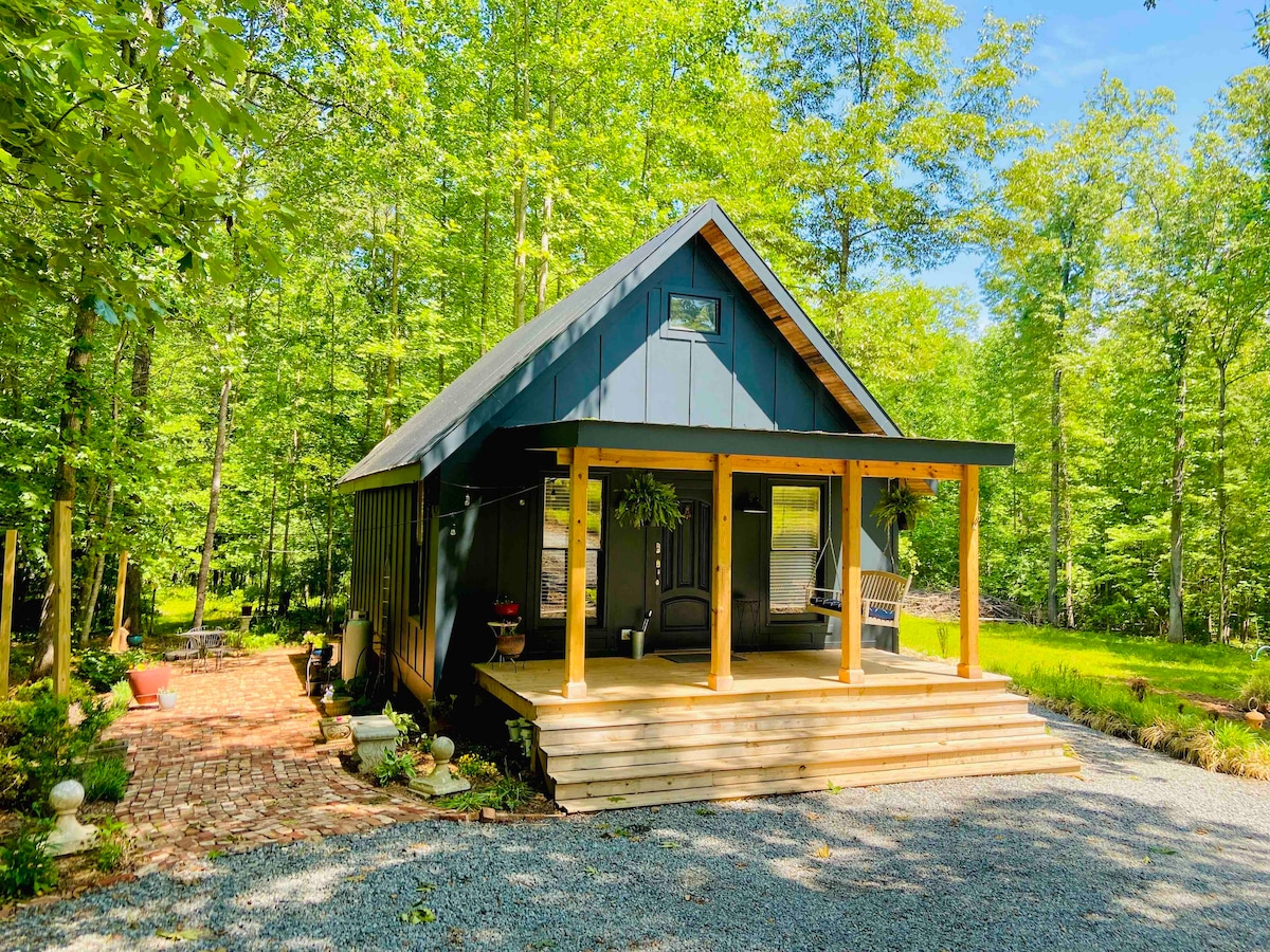 Relaxing small cottage with one bedroom and loft.