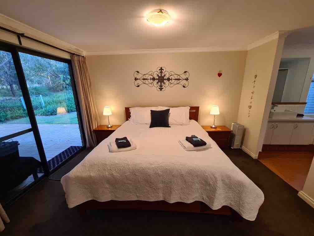 Dunsborough Bedroom with套房