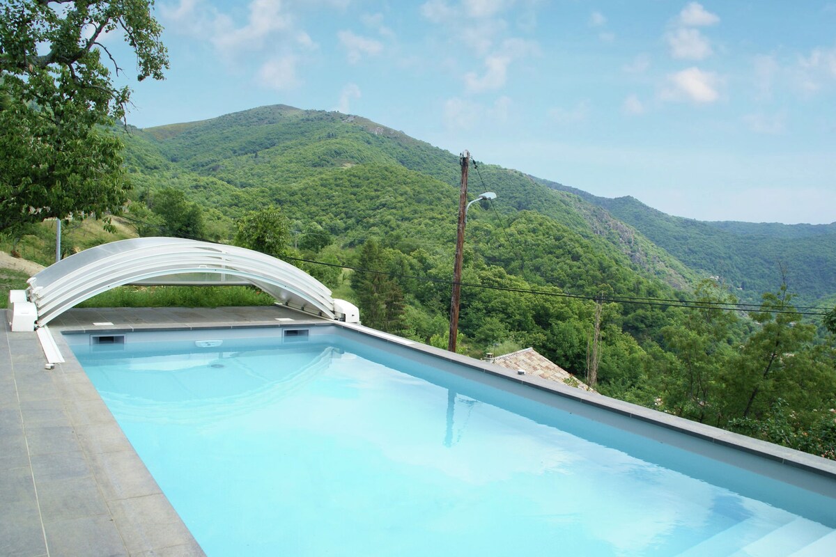 令人惊叹的独立度假屋，带加热泳池