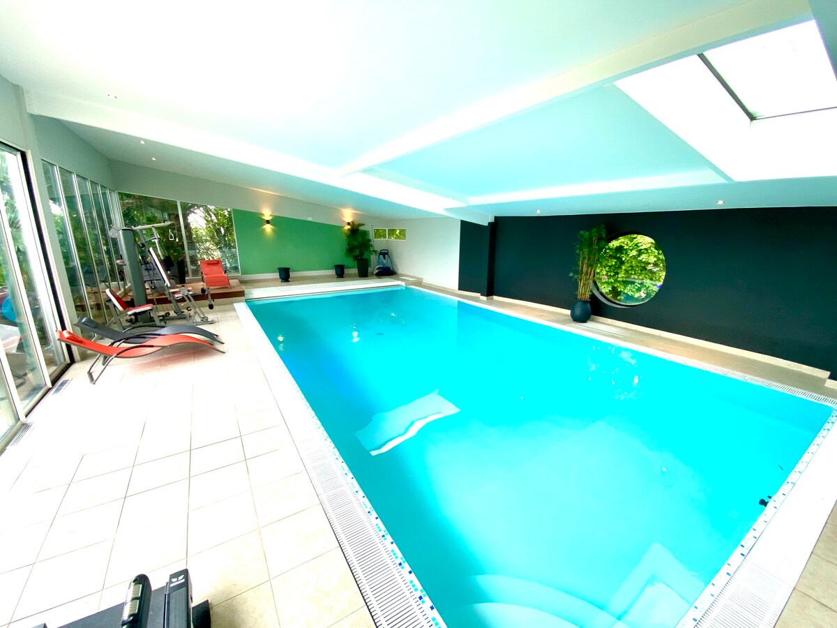 Villa de Luxe avec Piscine Intérieure, Fitness Spa