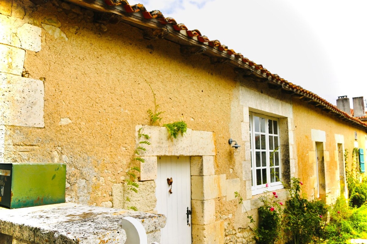 Stunning 3 bedroom cottage with shared pool