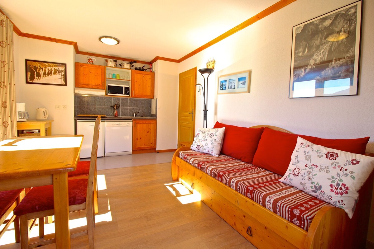 Comfortable Ski Apartment Central Vaujany sleeps 4