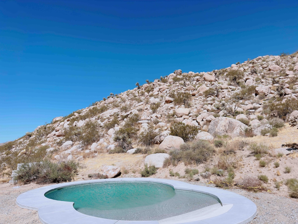 3.3 Acre | Somewhere Out There: Boulders & Hot Tub