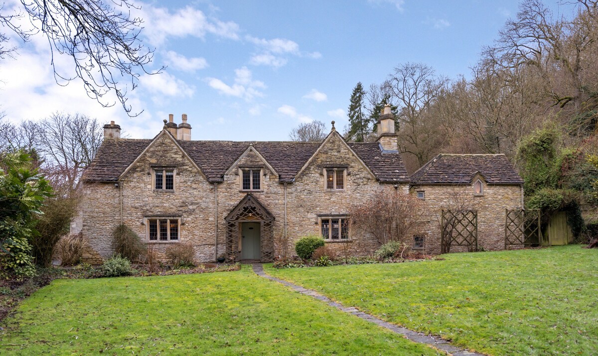 科茨沃尔德城堡（ Cotswolds Castle Combe ）的美丽民宅