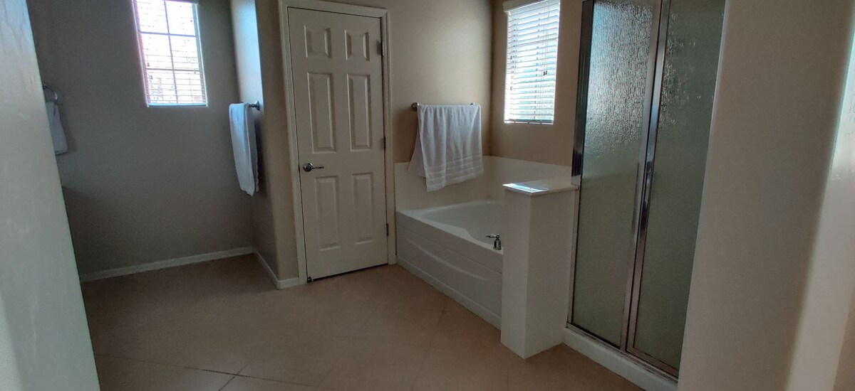Beautiful king size bed and private bath Room 3