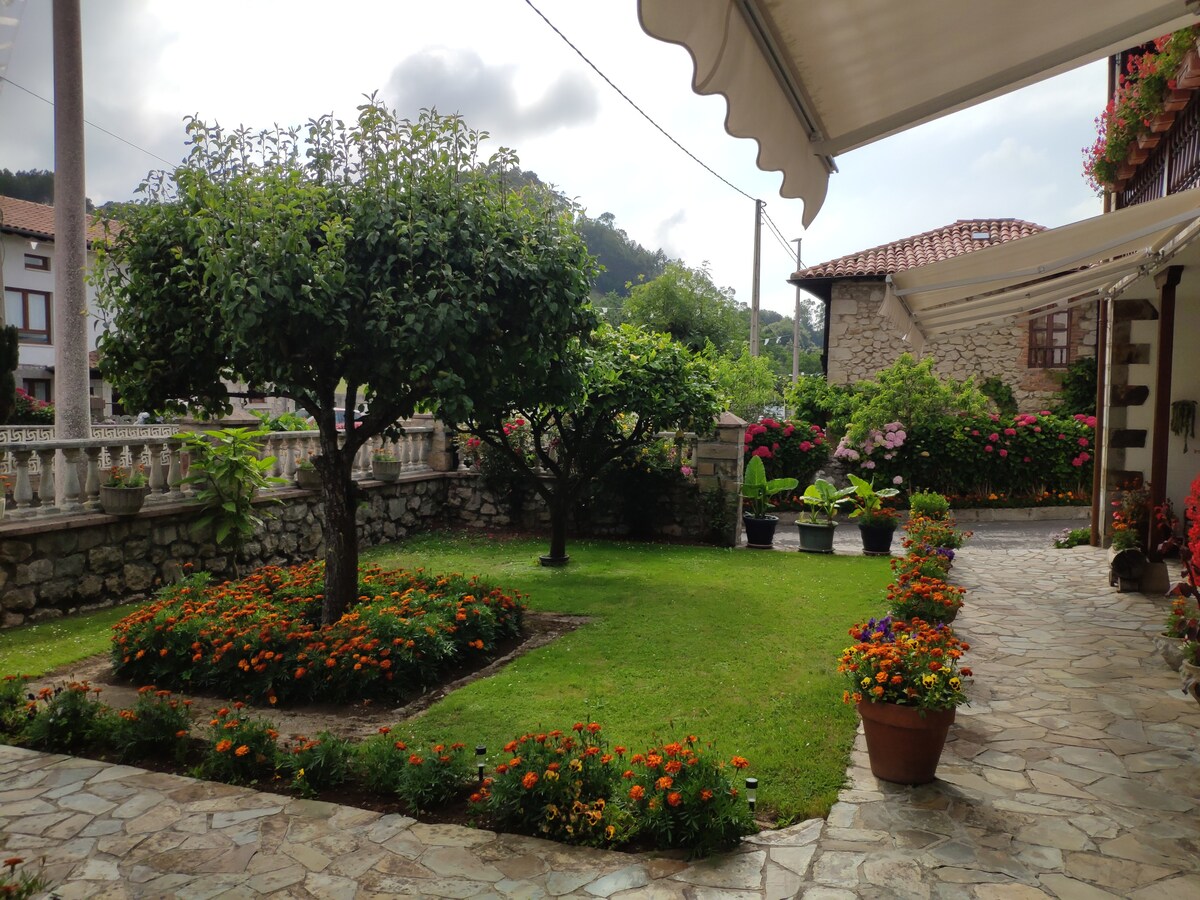 Santillana del Mar附近带花园的民宅