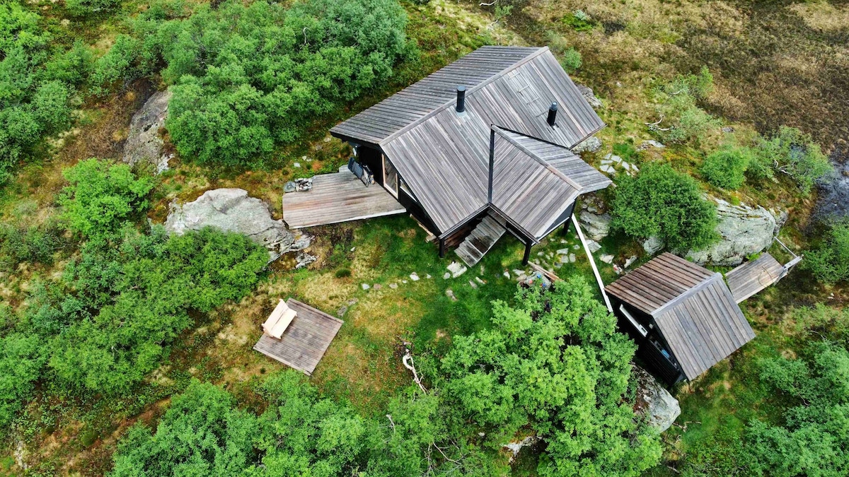 位于大山地地形的经典山间小屋