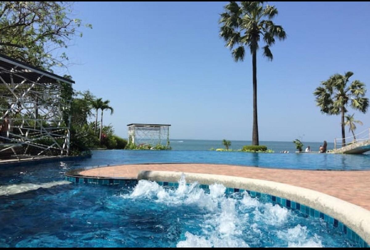 R4 Pattaya The Palm Private Beach Front plam