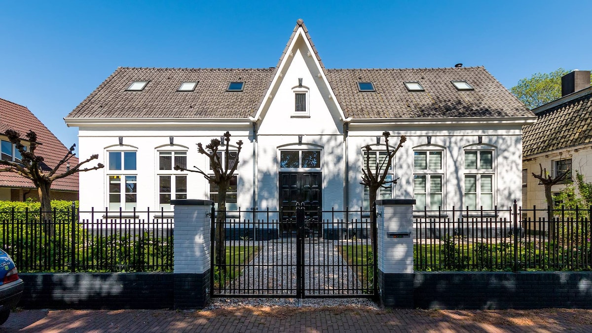 位于老乡村学校的豪华阁楼Lonneker - Enschede