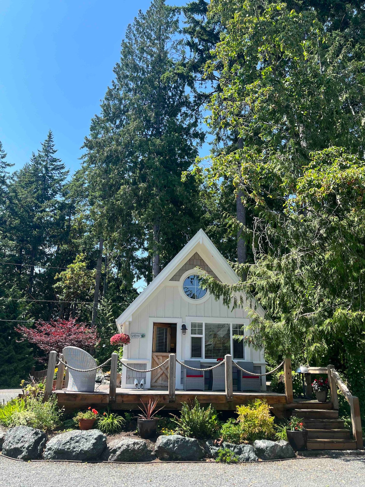 Cozy cottage by the sea