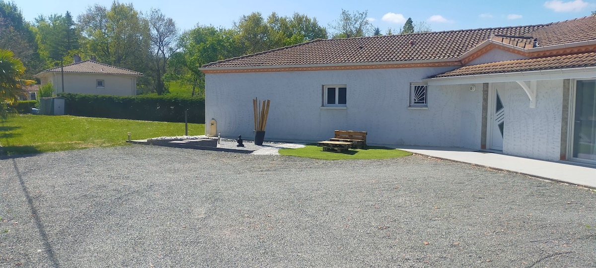 Belle maison familiale avec piscine et extérieurs