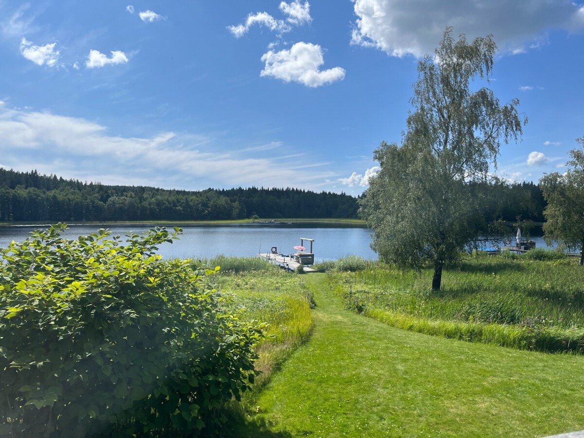 Malerisches Sommerhaus direkt am See, mit Sauna