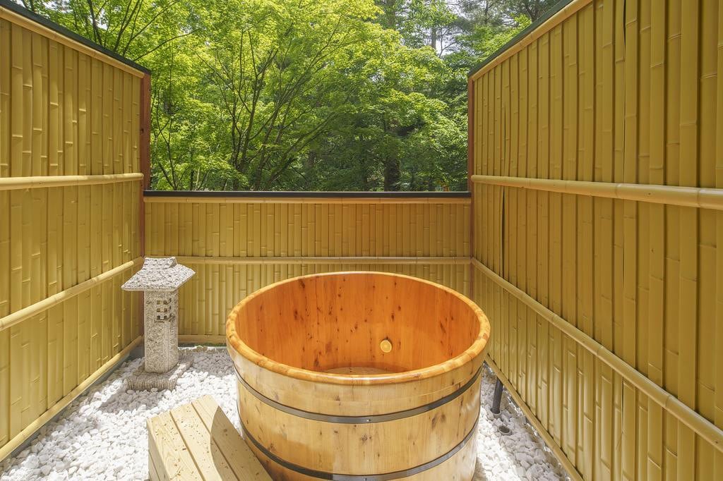可欣赏花园景观和露天浴室的自助小屋