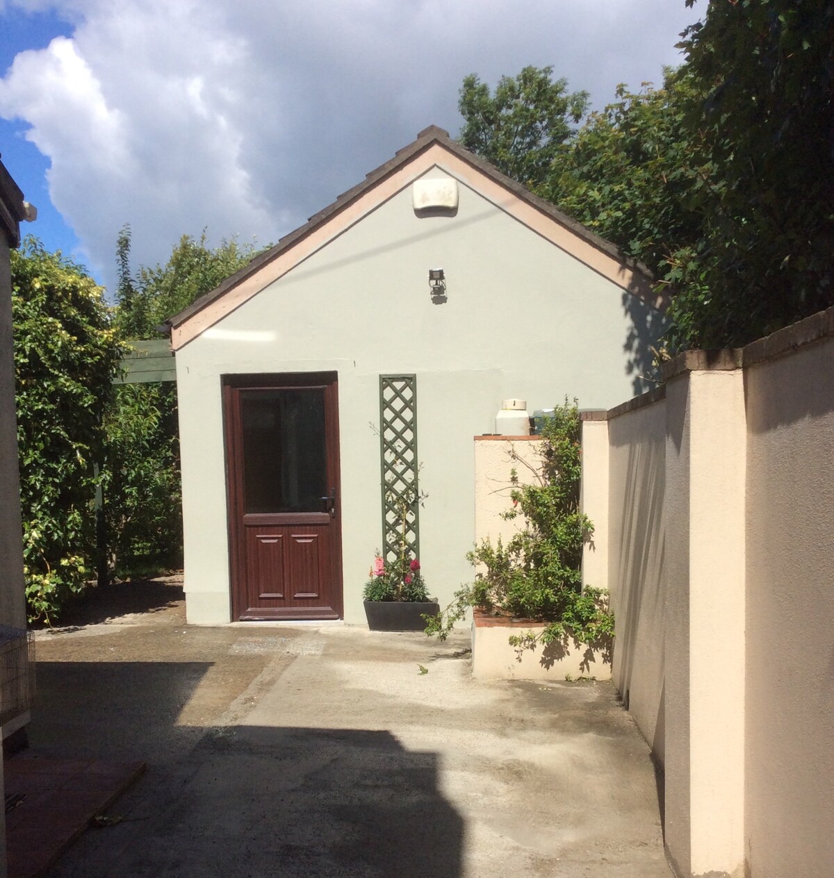 Nice quiet garden apartment