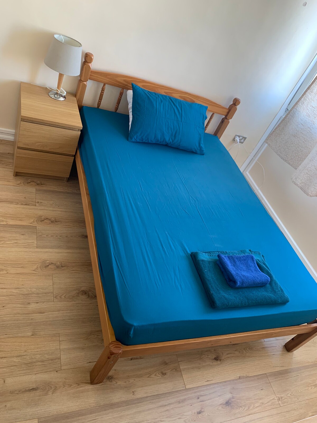 Lovely big bedroom with free parking