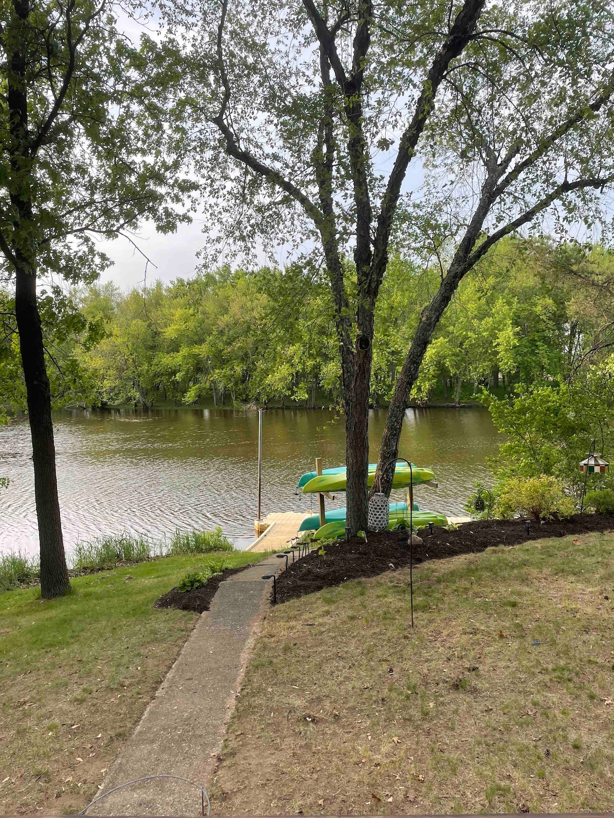 Lakeshore Retreat - Lake Cottage!