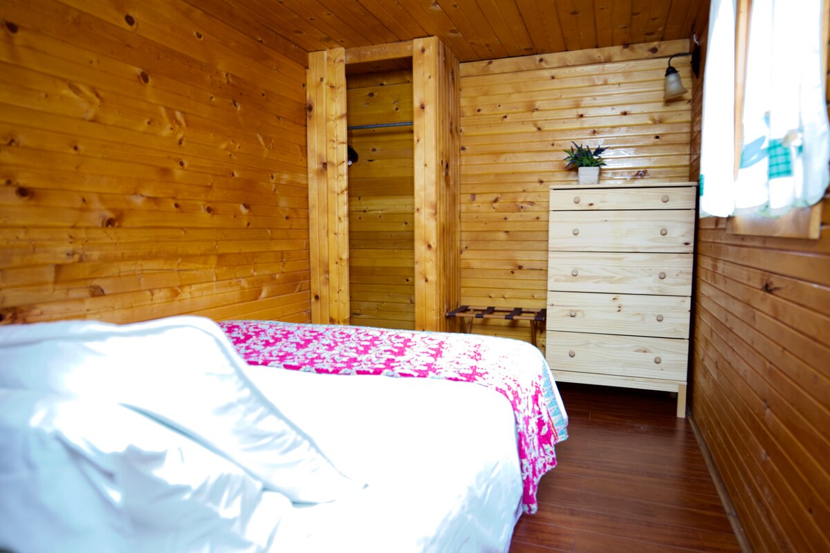 The Sunflower Cabin with Mountain Views