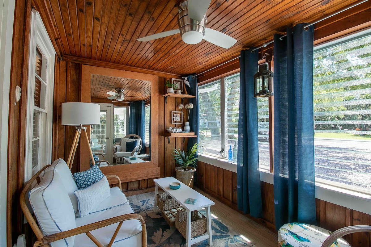 The Knotty Pine, Charming 1950 's Beach Cabin