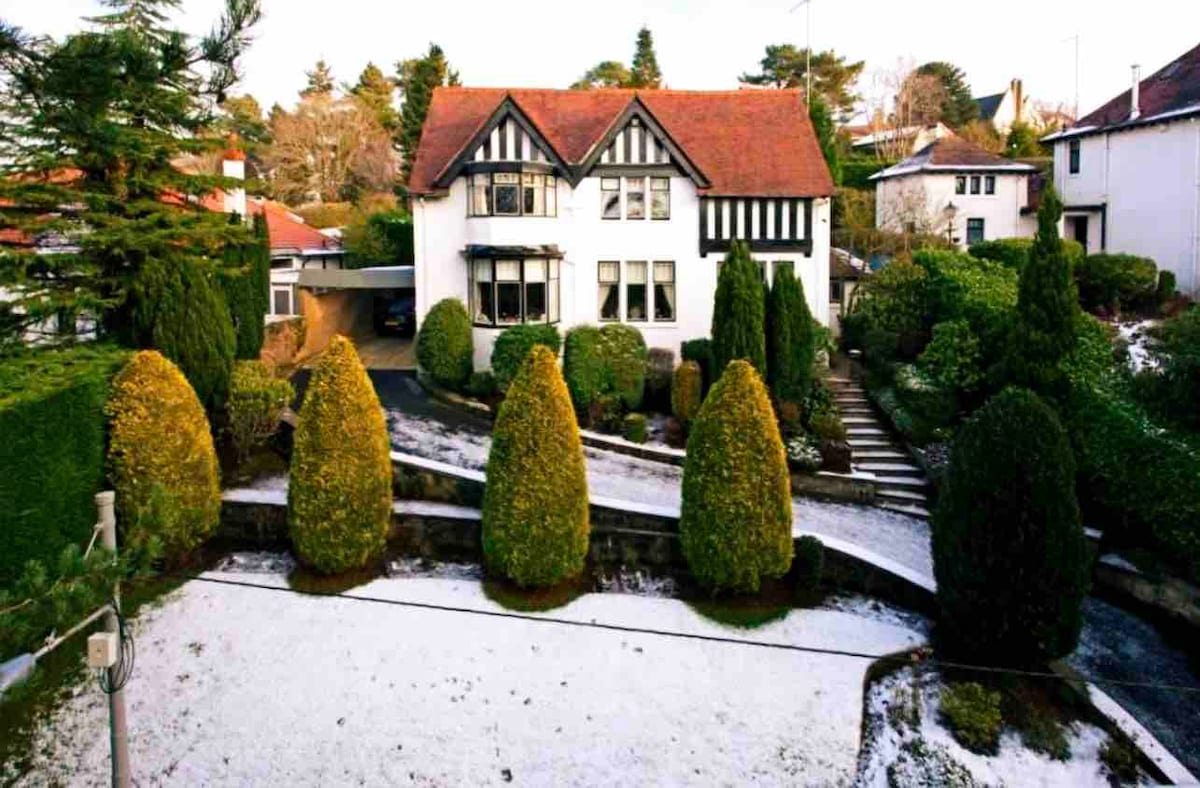 Edwardian Manor: Near City, heated pool, hot tub
