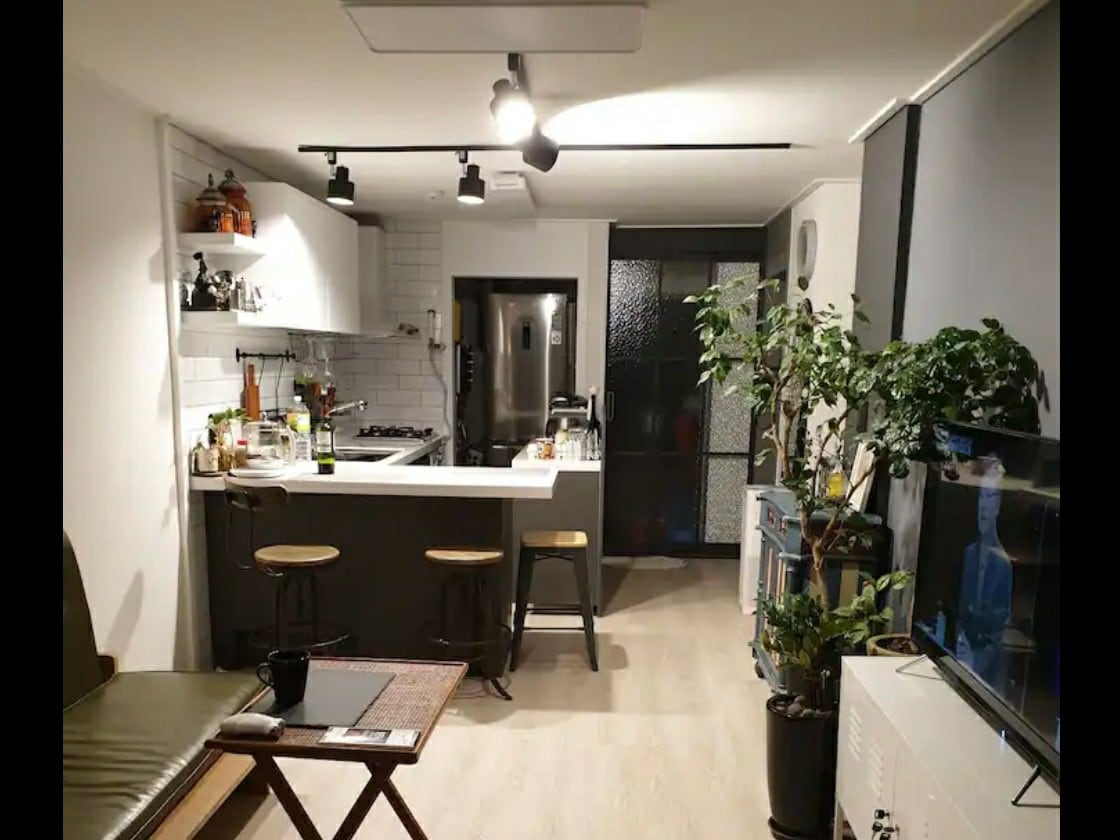 这是一间现代化的公寓，就像是21平洞、昌洞（ Chang-dong ）的朋友家。