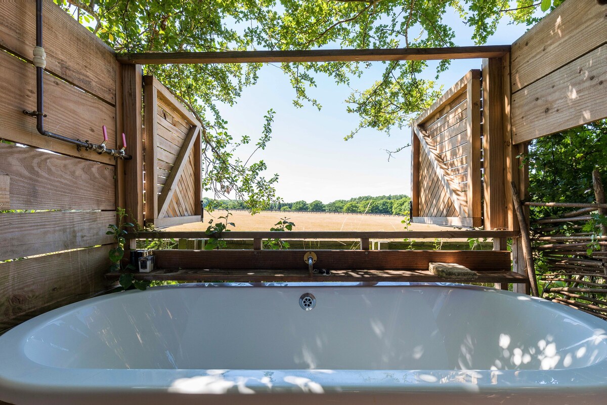 令人愉快的小木屋配有独立户外浴缸。