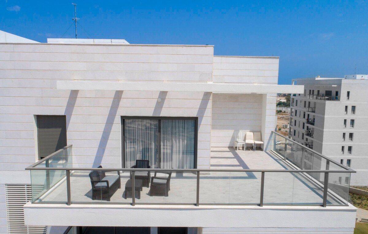 Stylish Penthouse Apartment Close to Achziv Beach