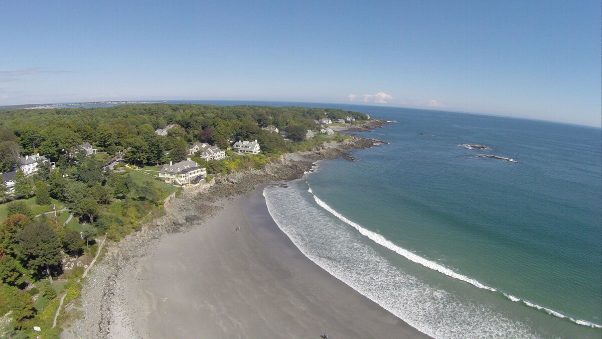 Harbor Cliffs - King Room with Ocean View Deck - York Harbor Inn