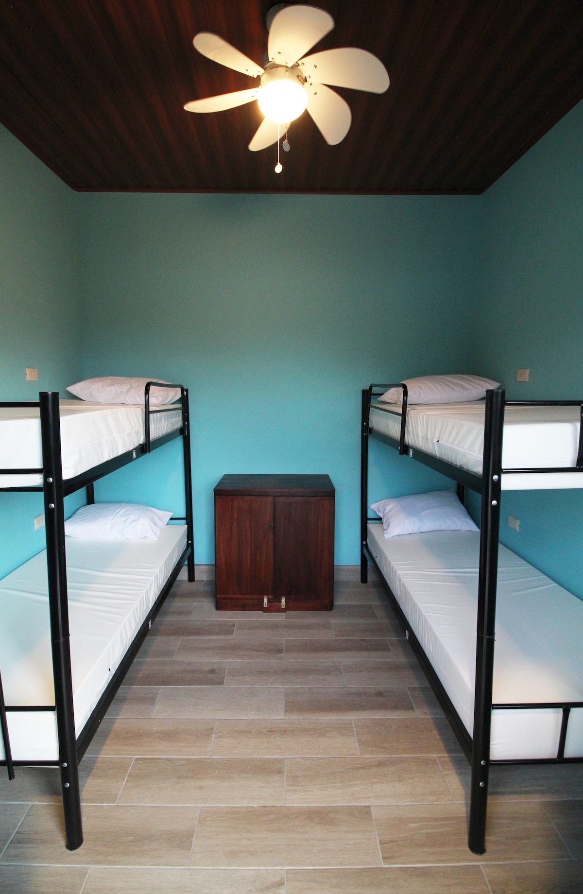 Téva -双层床，带风扇和共用卫生间- 4间/房