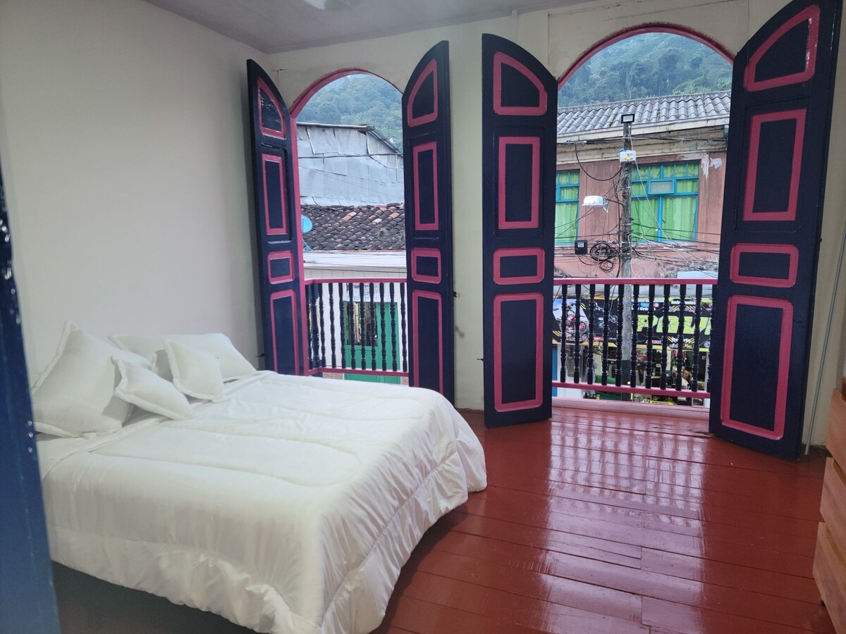 Casa Azul Rosé colonial en Génova Quindío