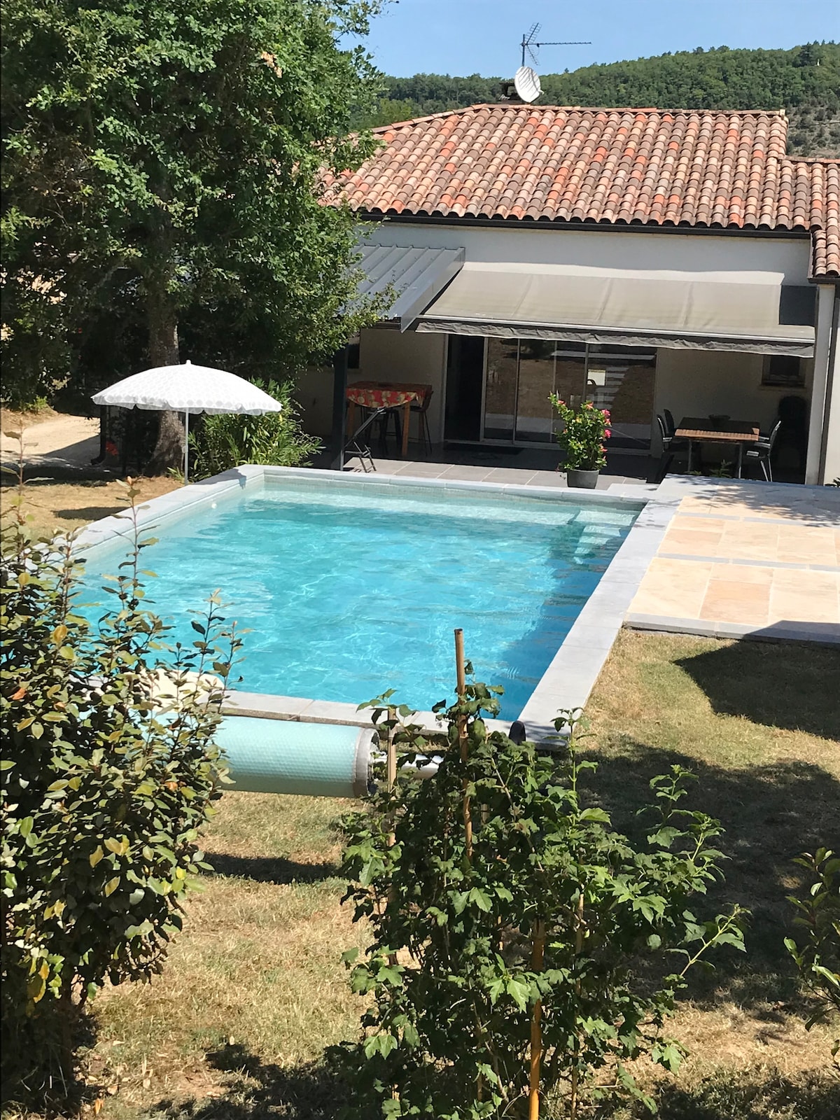 Villa lumineuse de plain pied avec piscine