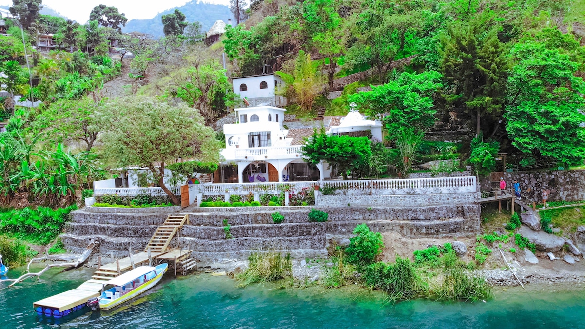 El Castillo en el Lago Atitlán