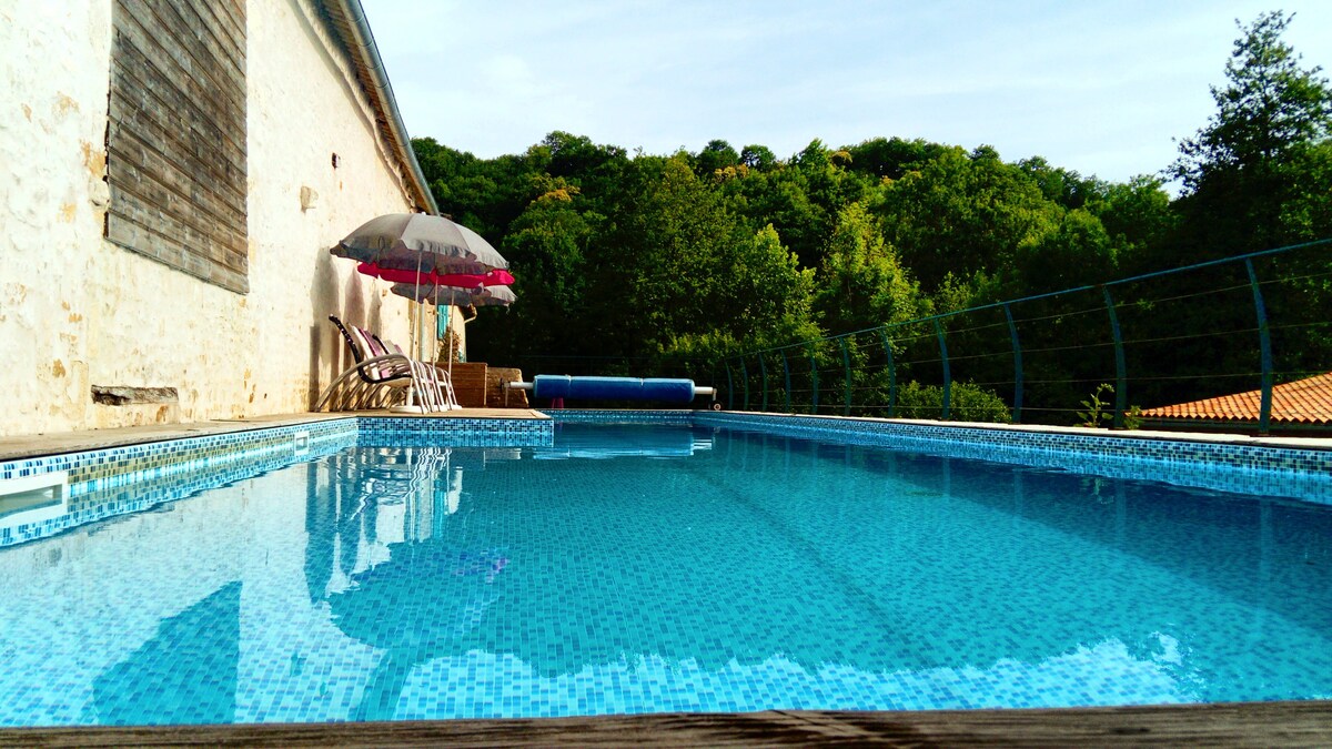 Domaine Moulin la Place ， 20米游泳池-按摩浴缸
