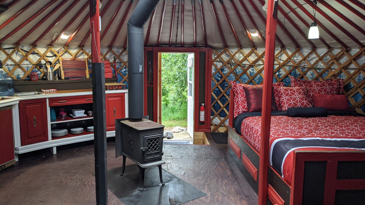 The Scarlet Yurt Cabin ，温馨的壁炉