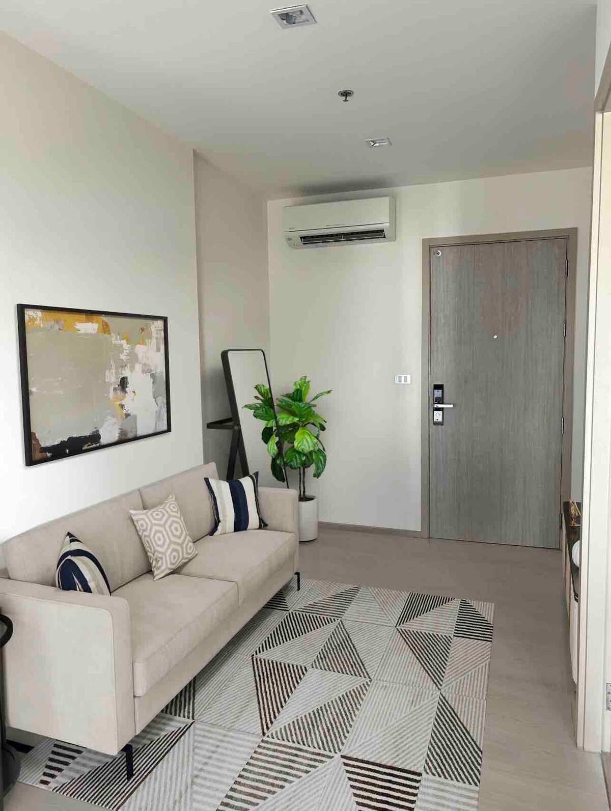 Thonglor Stylish Condo by BTS/Tichuca